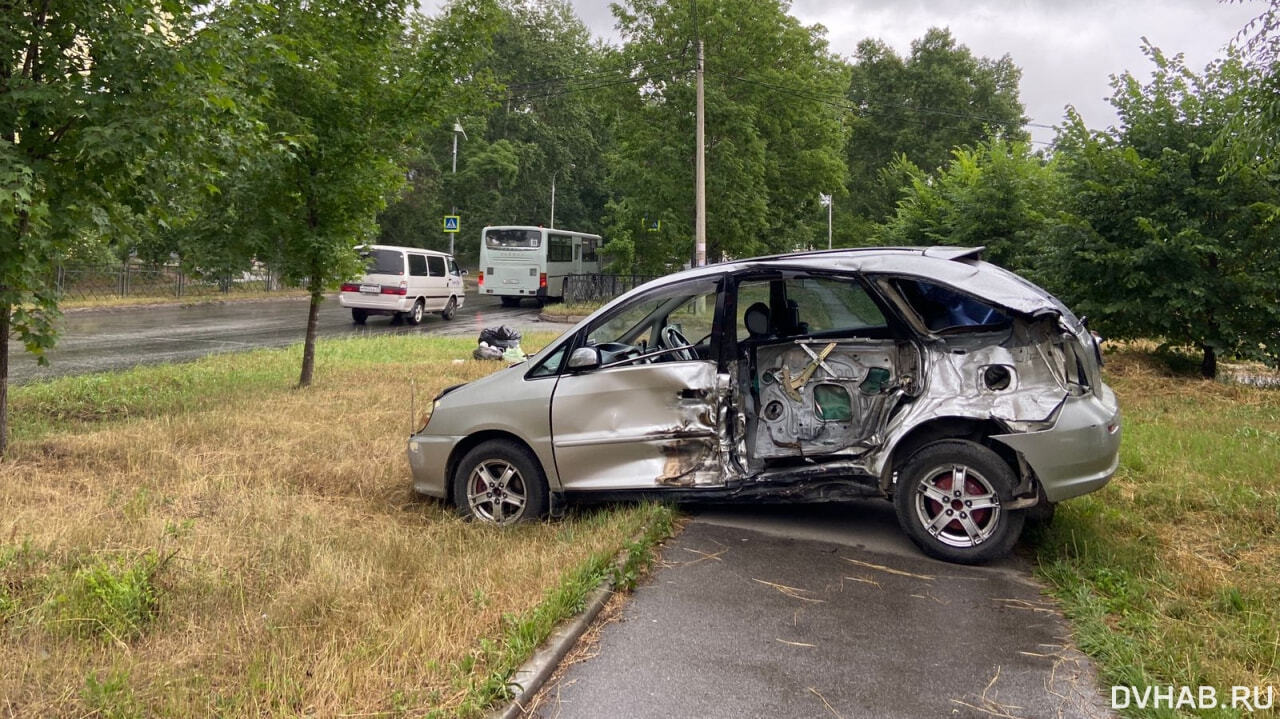 Пожарная машина протаранила две Toyota на Даниловского (ФОТО) — Новости  Хабаровска