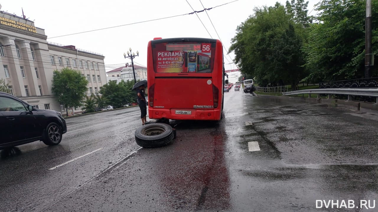 Колесо автобуса №56 отлетело на ходу в центре Хабаровска (ФОТО) — Новости  Хабаровска