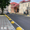 Вдоль улицы Лазо установили полусферы и кашпо, чтобы закрыть тротуары от «паркунов» (ФОТО)