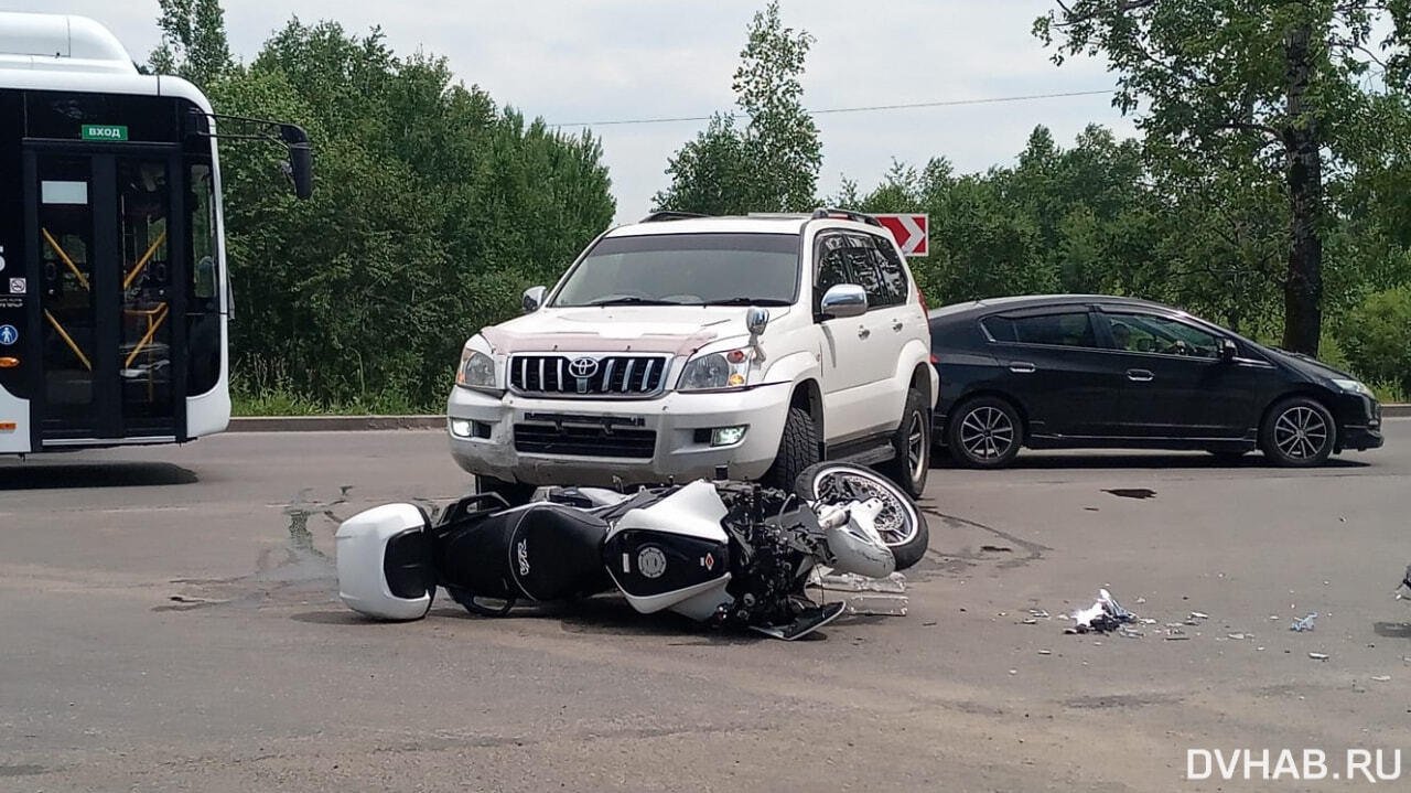 Странная история: мотоцикл и Land Cruiser столкнулись на Тихоокеанской  (ФОТО) — Новости Хабаровска