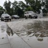 Машины едут по глубоким лужам — newsvl.ru