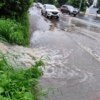 Вода выливается из люка на газоне в районе Пушкинского сквера — newsvl.ru