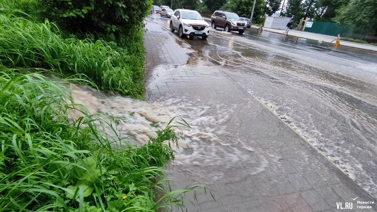 Улицу Светланскую во Владивостоке затопило водой в районе «Лазо» из-за  повреждения трубы строителями (ФОТО; ВИДЕО) – Новости Владивостока на VL.ru