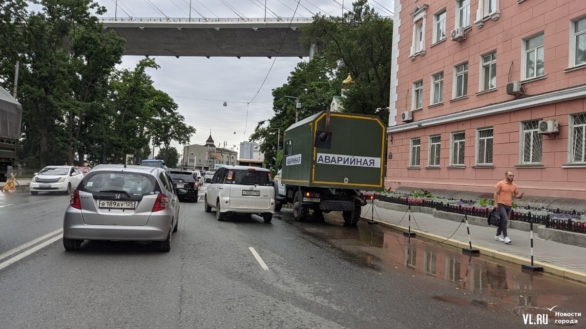 Улицу Светланскую во Владивостоке затопило водой в районе «Лазо» из-за  повреждения трубы строителями (ФОТО; ВИДЕО) – Новости Владивостока на VL.ru