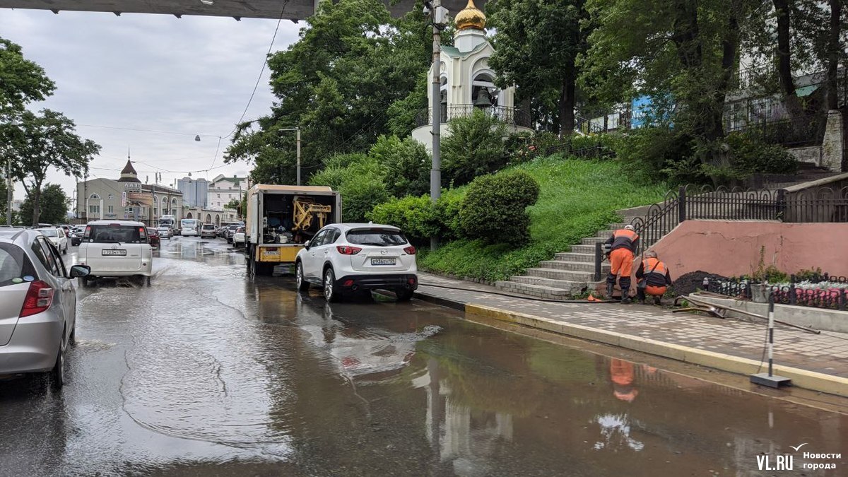 Улицу Светланскую во Владивостоке затопило водой в районе «Лазо» из-за  повреждения трубы строителями (ФОТО; ВИДЕО) – Новости Владивостока на VL.ru