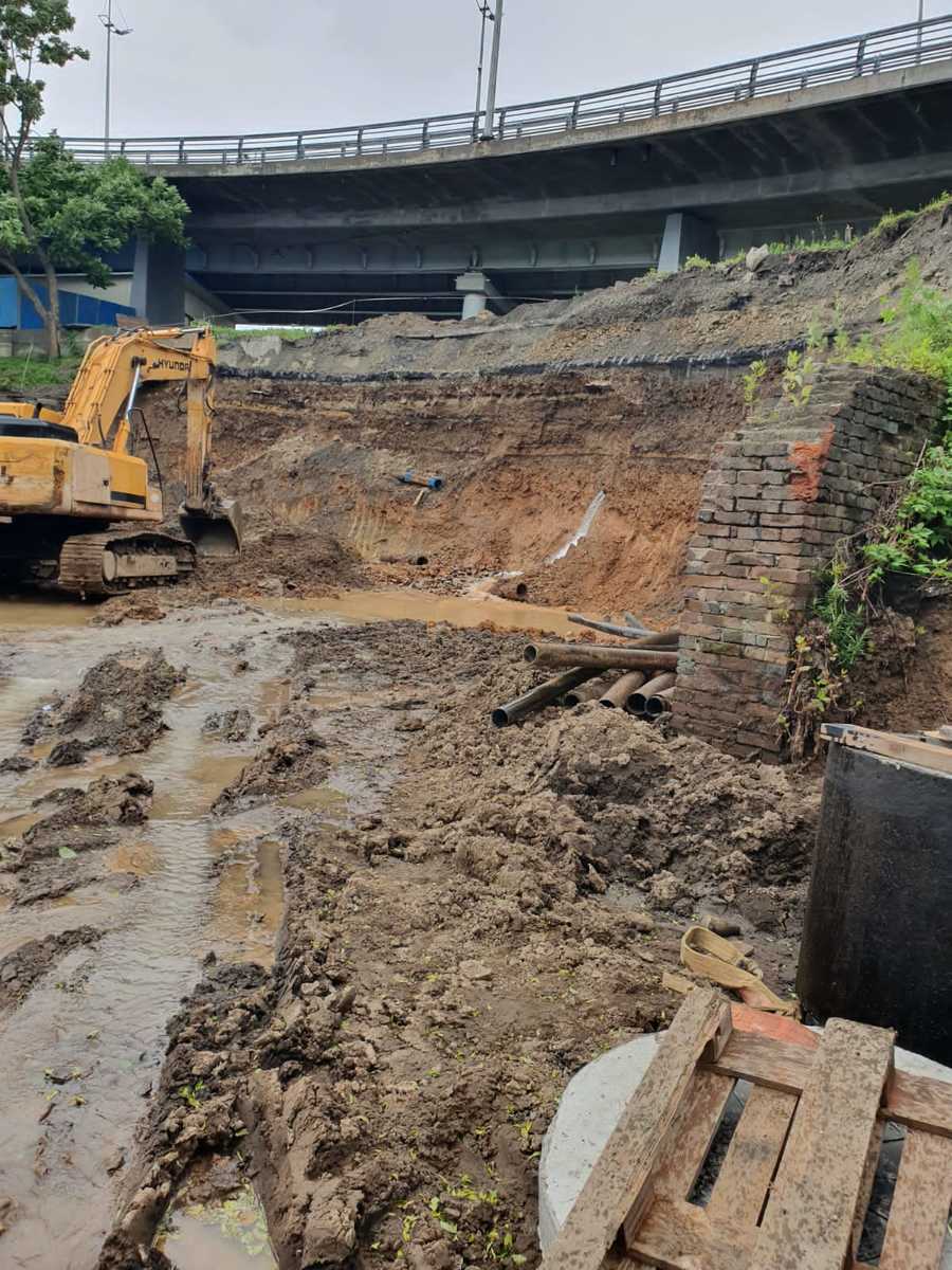 Улицу Светланскую во Владивостоке затопило водой в районе «Лазо» из-за  повреждения трубы строителями (ФОТО; ВИДЕО) – Новости Владивостока на VL.ru