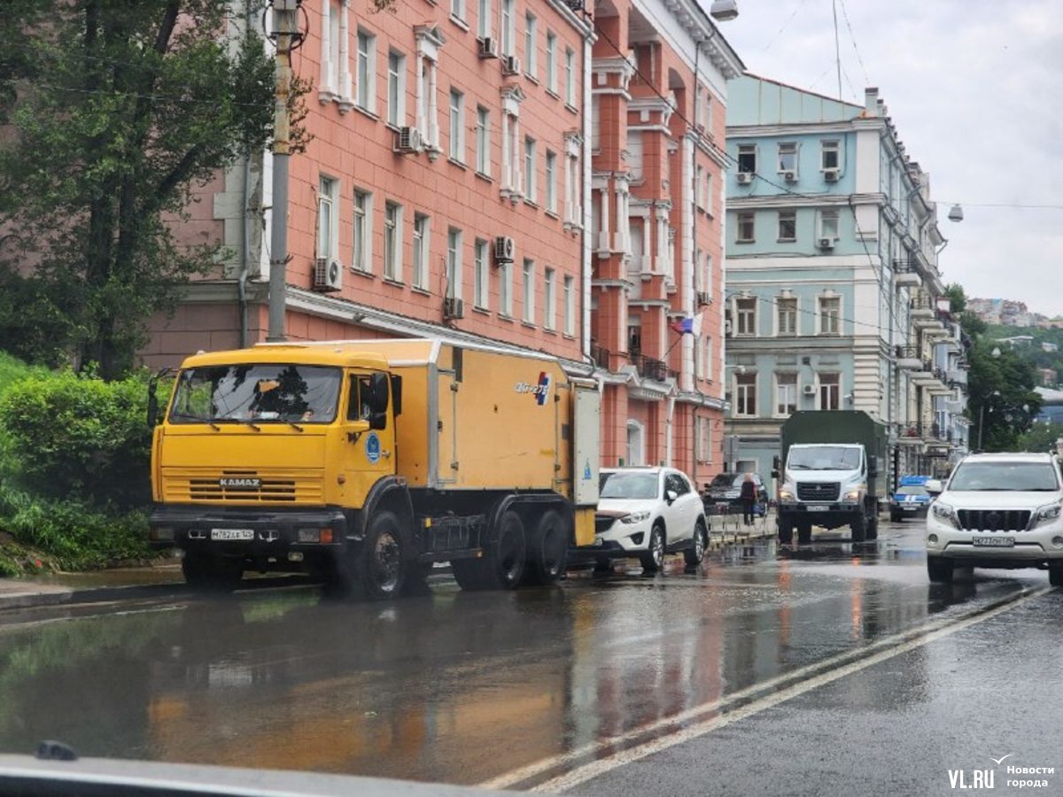 Улицу Светланскую во Владивостоке затопило водой в районе «Лазо» из-за  повреждения трубы строителями (ФОТО; ВИДЕО) – Новости Владивостока на VL.ru