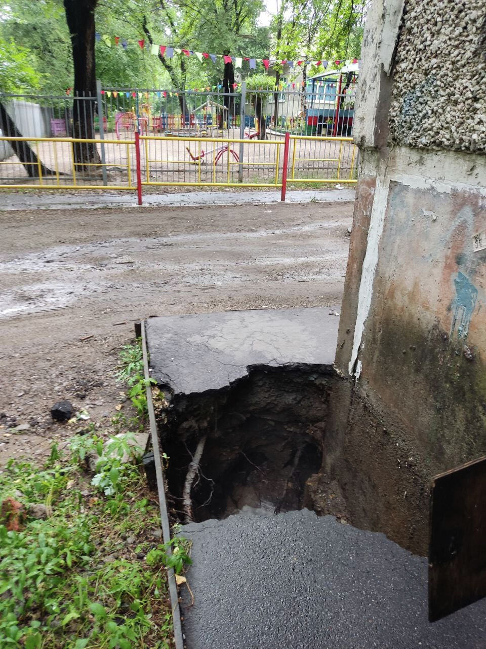 На провал во дворе дома на Ватутина жалуются хабаровчане (ФОТО) — Новости  Хабаровска