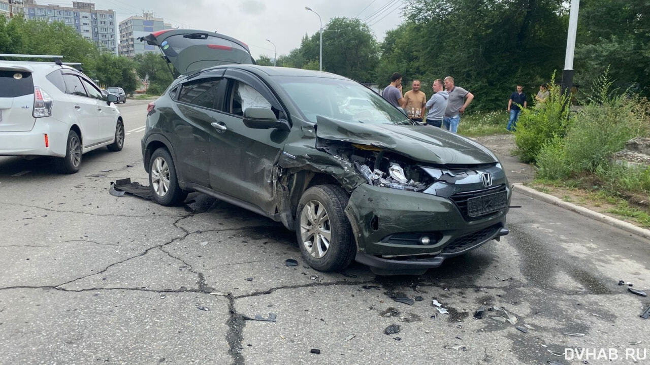 Toyota Harrier и Honda Vezel столкнулись на Демьяна Бедного (ФОТО) —  Новости Хабаровска