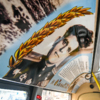 Внутри автобуса в первую очередь привлекают внимание фотографии военных и пограничников с их краткой биографией — newsvl.ru