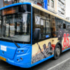 Большой синий автобус «ЛиАЗ» 2019 года выпуска разукрашен оракалом почти со всех сторон, кроме передней части — newsvl.ru