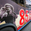 На автобус нанесены фрагменты с исторических фото – пограничник с собакой, военные с пулемётом и знаменосец — newsvl.ru