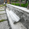 Памятник огибают бетонные лотки для отвода воды — newsvl.ru