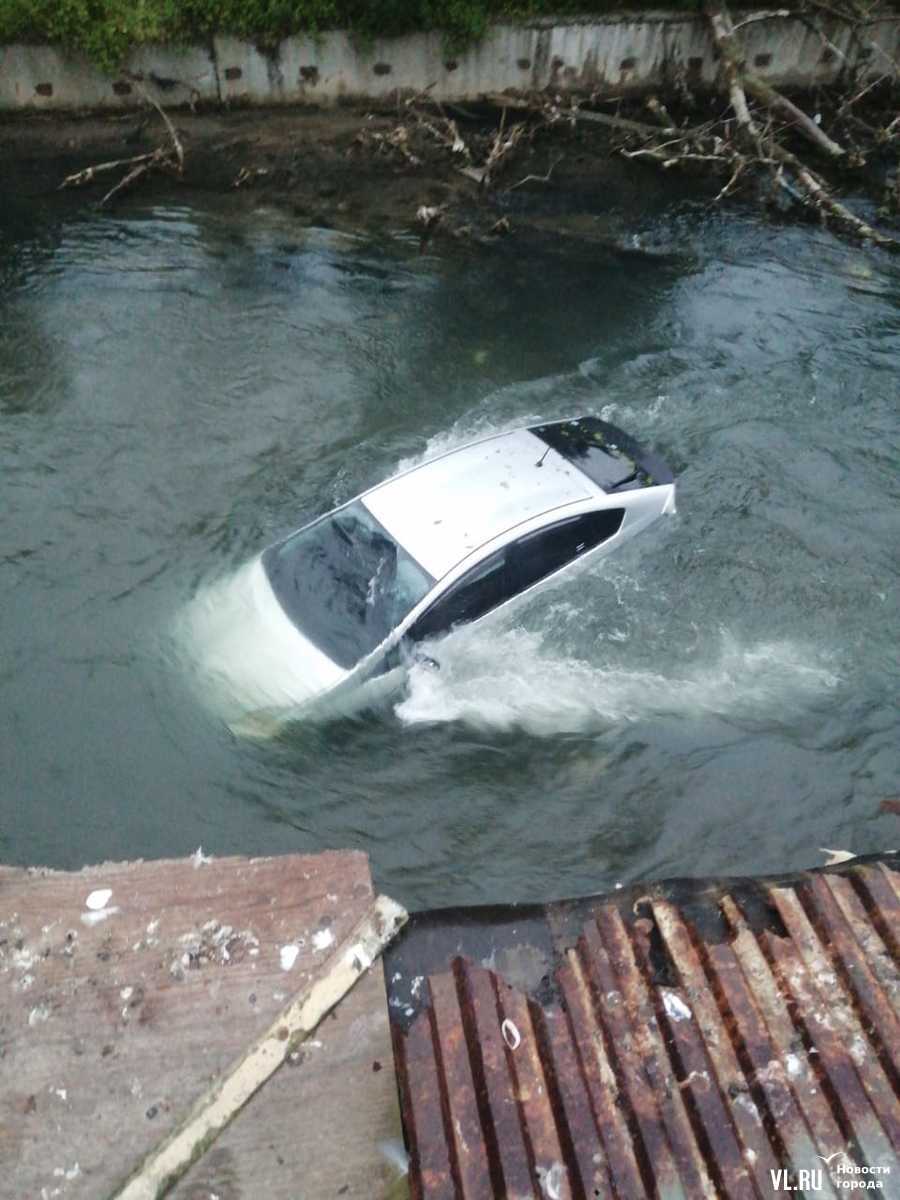 Во Владивостоке Toyota Prius угодил в реку Объяснения (ВИДЕО) – Новости  Владивостока на VL.ru