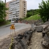Траншею раскопали вдоль дороги, которую отремонтировали прошлой осенью — newsvl.ru