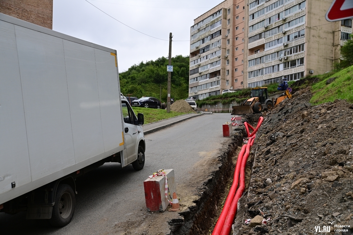 Пытка током: для электрокабеля на Котельникова роют траншеи, даже после  ликвидации которых собираются пробки (ФОТО) – Новости Владивостока на VL.ru