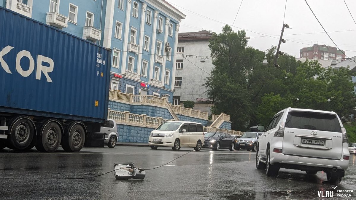 На Светланской над грузовиком оборвались провода, фонарь упал на дорогу и  мешает движению (ФОТО) – Новости Владивостока на VL.ru