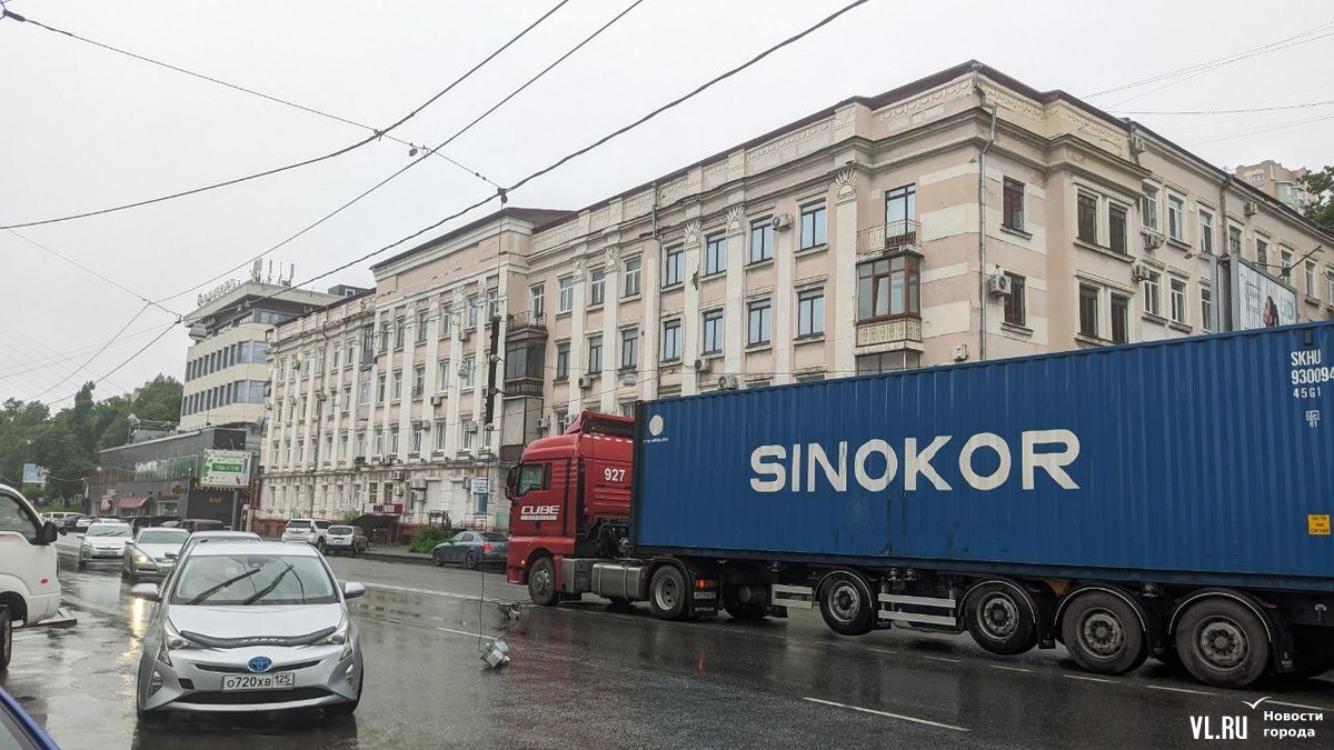 На Светланской над грузовиком оборвались провода, фонарь упал на дорогу и  мешает движению (ФОТО) – Новости Владивостока на VL.ru