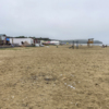Ближе к кафешкам на песке стоят мусорки — newsvl.ru