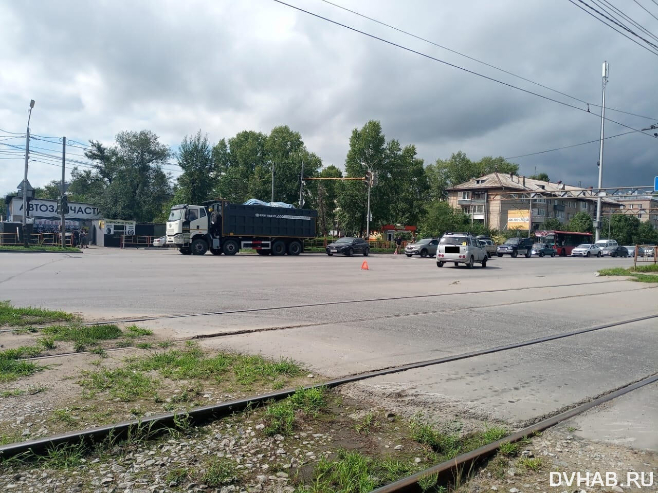 Отвлекся на навигатор: Chevrolet выехал под грузовик на Краснореченской  (ФОТО) — Новости Хабаровска