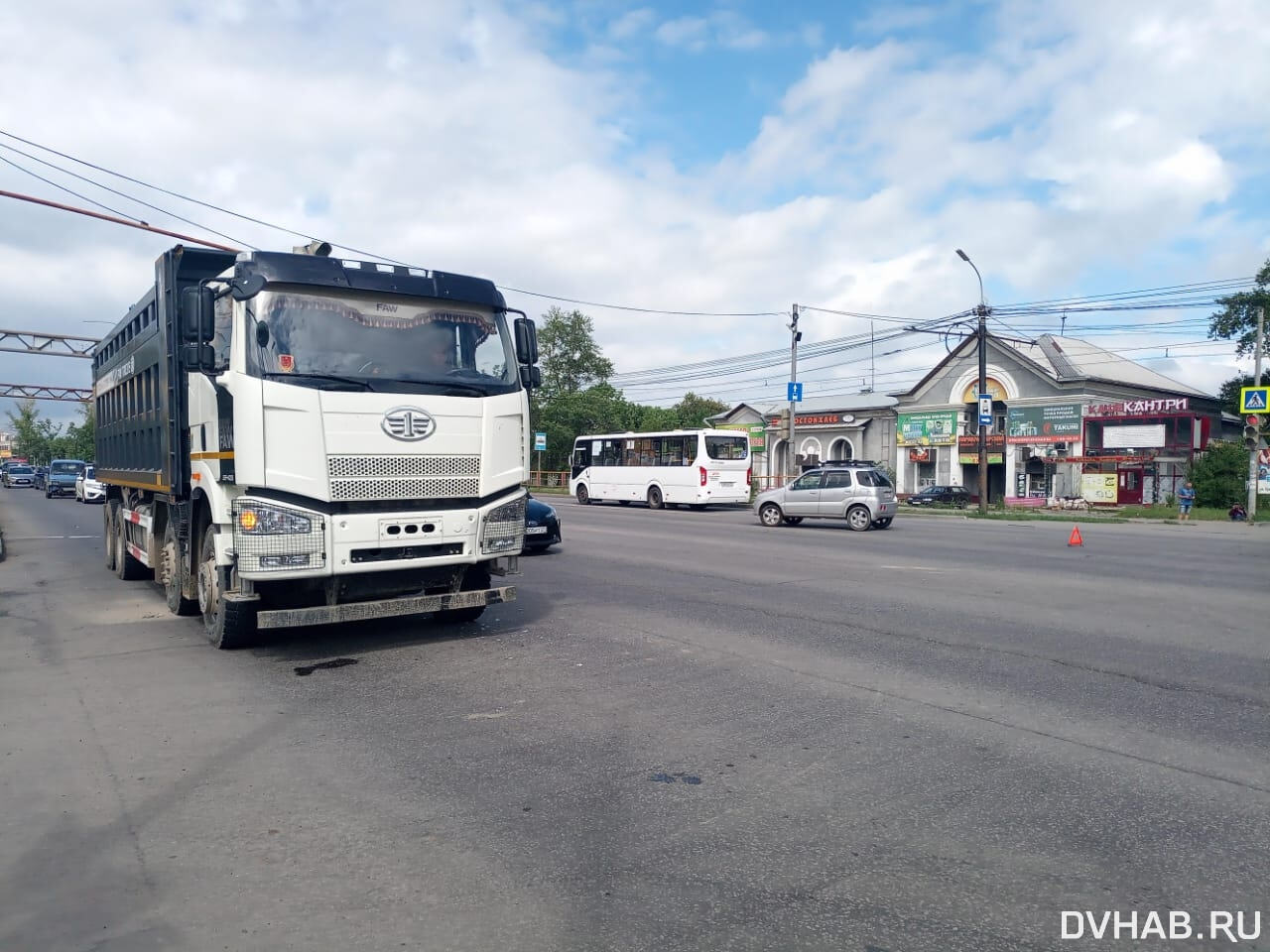 Отвлекся на навигатор: Chevrolet выехал под грузовик на Краснореченской  (ФОТО) — Новости Хабаровска