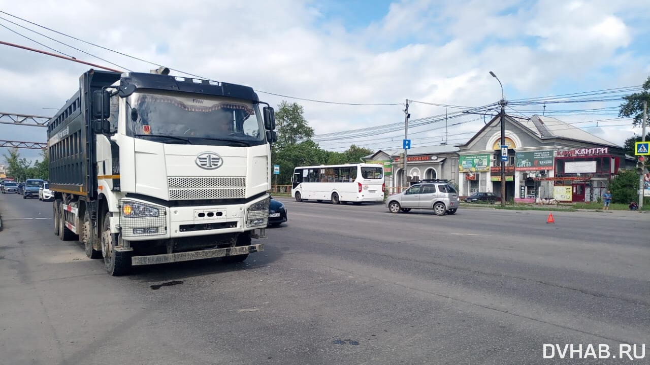 Отвлекся на навигатор: Chevrolet выехал под грузовик на Краснореченской  (ФОТО) — Новости Хабаровска