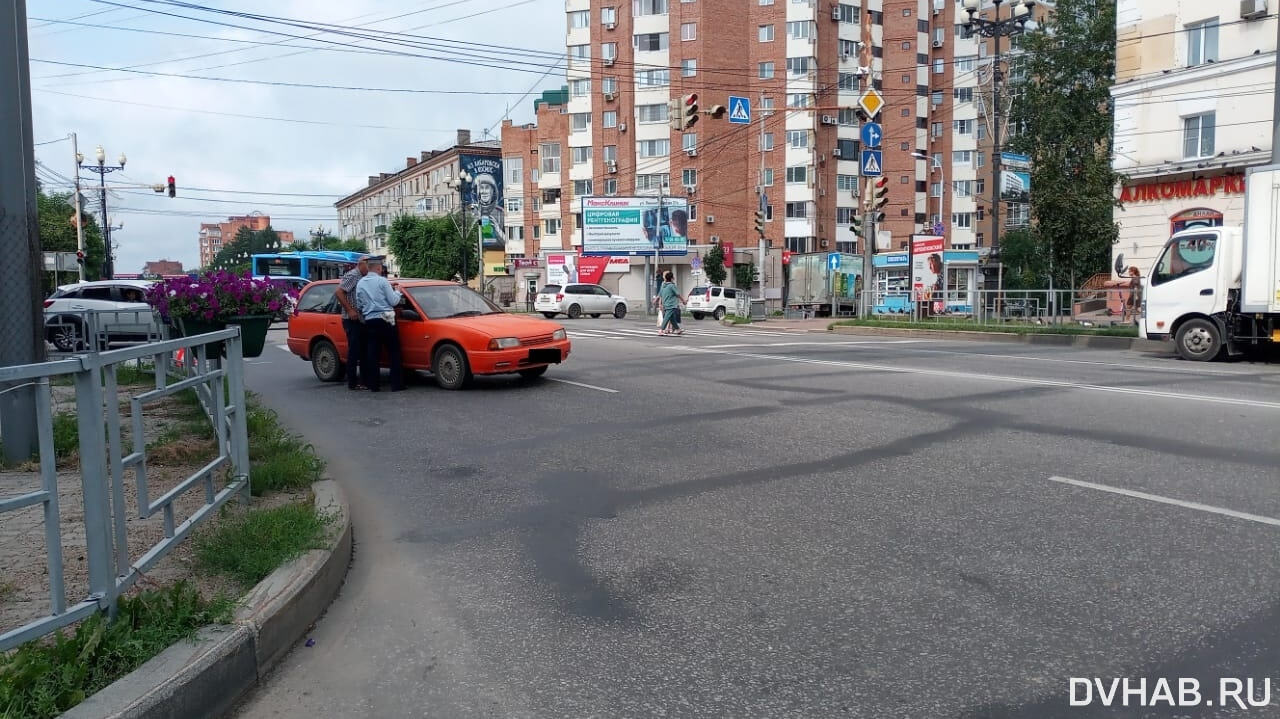 Первая в жизни авария: пенсионер сбил пешехода на перекрестке Ленина -  Запарина (ФОТО) — Новости Хабаровска