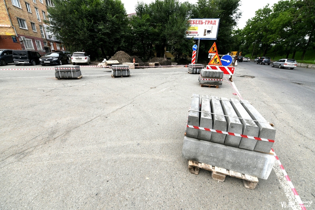 Вечно запаркованный треугольник безопасности на Спортивной во Владивостоке  оградят от автомобилей бордюром (ФОТО) – Новости Владивостока на VL.ru