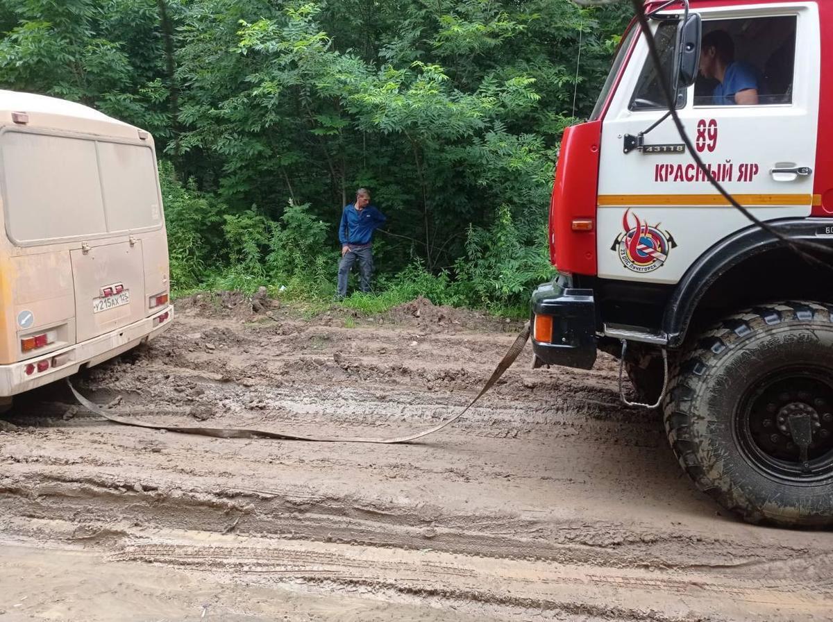 Спасателям пришлось вытаскивать пассажирский автобус из грязи в Пожарском  районе (ФОТО) – Новости Владивостока на VL.ru