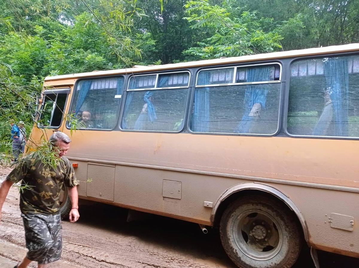 Спасателям пришлось вытаскивать пассажирский автобус из грязи в Пожарском  районе (ФОТО) – Новости Владивостока на VL.ru