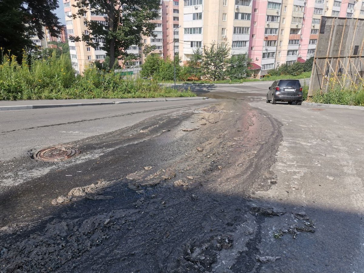 Дорогу между многоэтажками на Русской заливает нечистотами – Новости  Владивостока на VL.ru