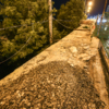 Эта часть дороги - путепровод. Щебень лежит на подпорной бетонной балке – пролётной части путепровода — newsvl.ru