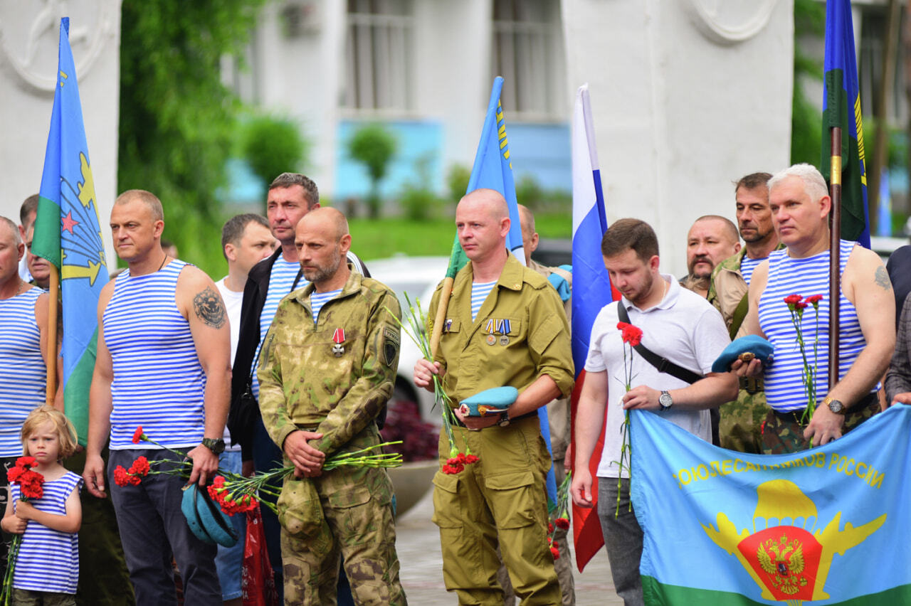 Почтить память погибших голубых беретов собрались хабаровчане (ФОТО; ВИДЕО)  — Новости Хабаровска