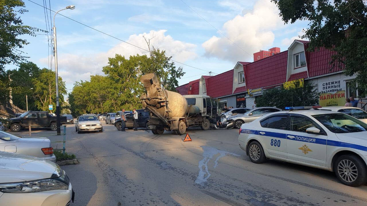 Бетономешалка врезалась в припаркованные авто и сбила женщину — Новости  Хабаровска