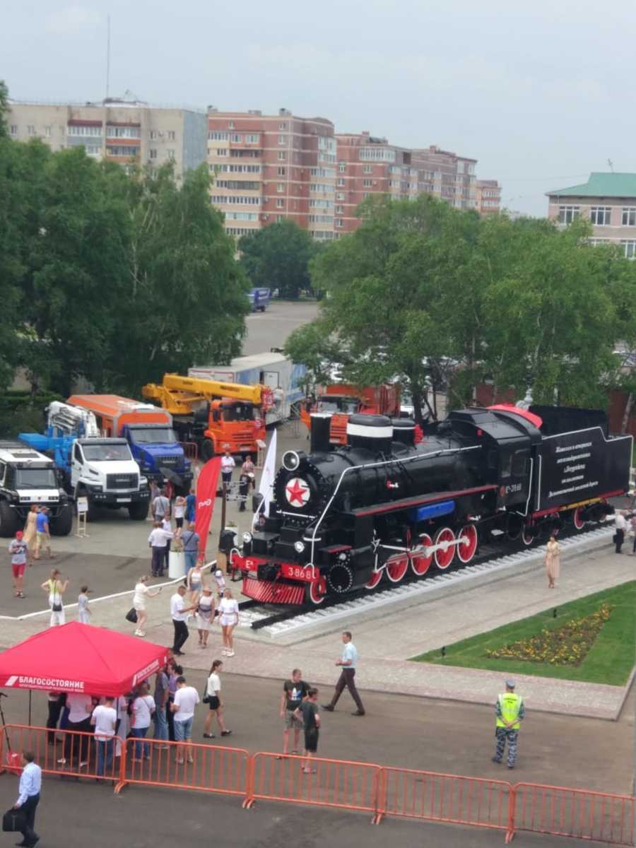 Памятник-паровоз Ем-3868 установили на привокзальной площади в Уссурийске  (ФОТО) – Новости Владивостока на VL.ru