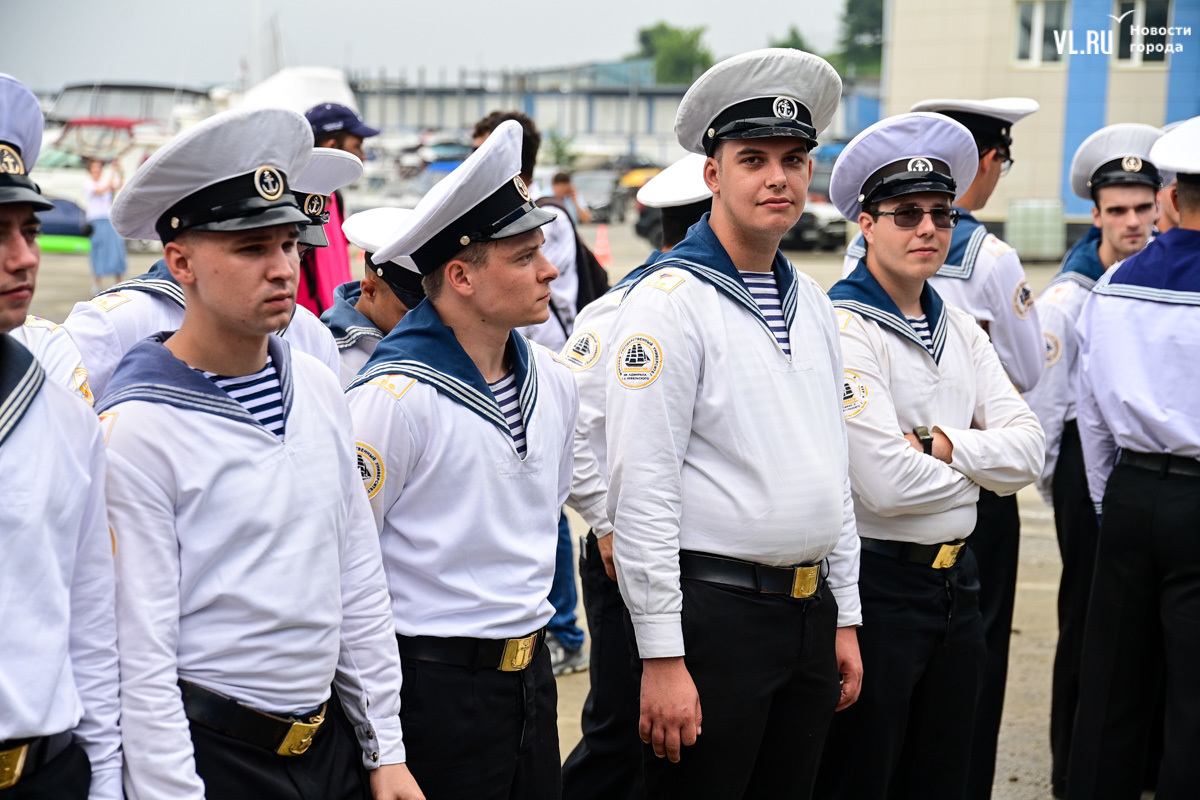 Море воды» на плацу МГУ: во Владивостоке вручили дипломы вчерашним  курсантам (ВИДЕО; ФОТО) – Новости Владивостока на VL.ru