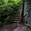 Выход с другой стороны. Лестницу, идущую наверх, ремонтировать не будут  — newsvl.ru