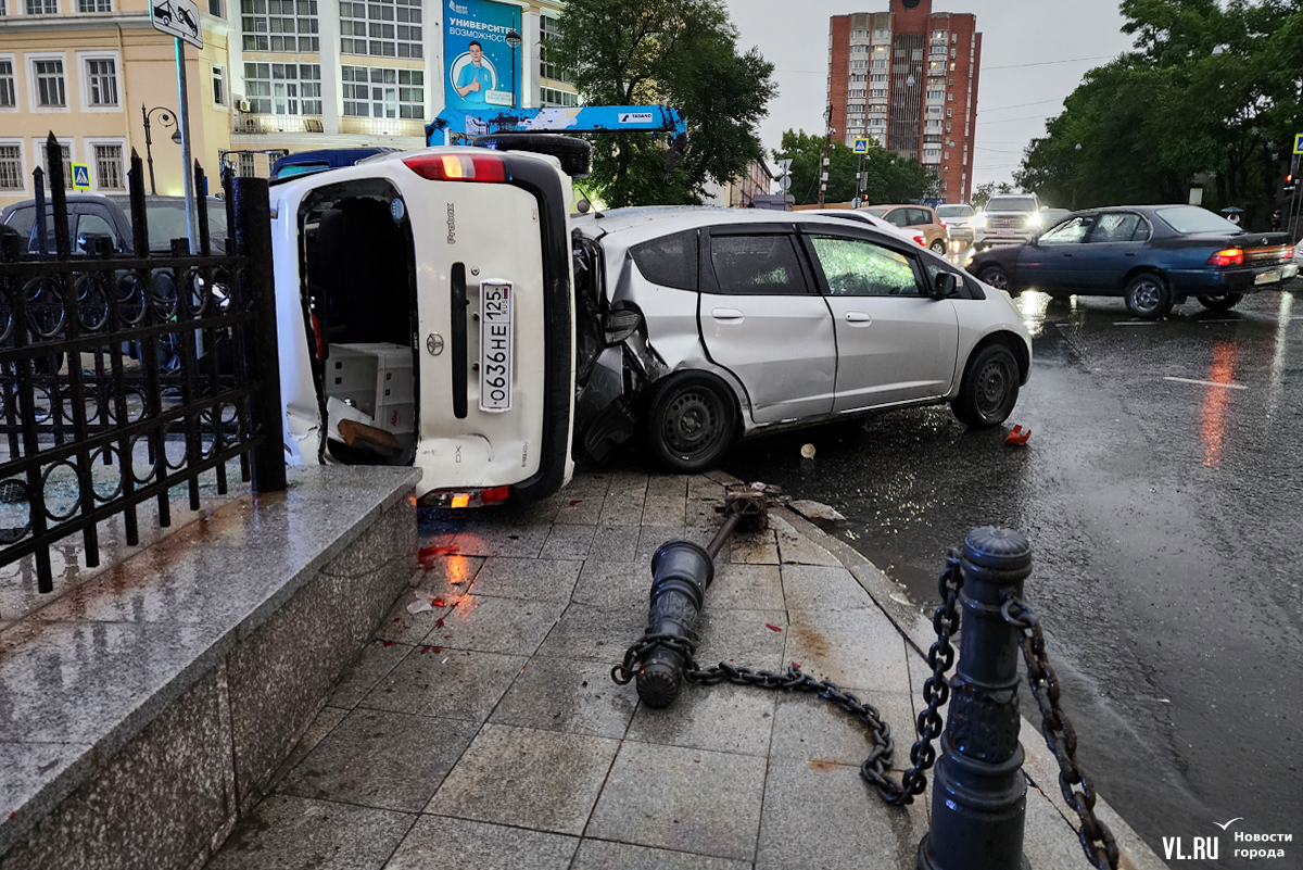 На Покровском парке Honda Fit поехал от Дальпресса прямо и спровоцировал  ДТП с пострадавшими и перевёртышем (ВИДЕО; ФОТО) – Новости Владивостока на  VL.ru