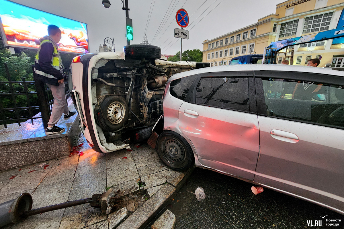 На Покровском парке Honda Fit поехал от Дальпресса прямо и спровоцировал  ДТП с пострадавшими и перевёртышем (ВИДЕО; ФОТО) – Новости Владивостока на  VL.ru