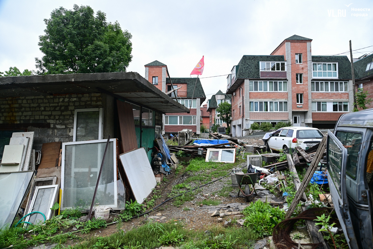 У «Роял Парка» приостановили снос незаконных построек пенсионера, 27 лет  обживавшего обширный участок земли – Новости Владивостока на VL.ru