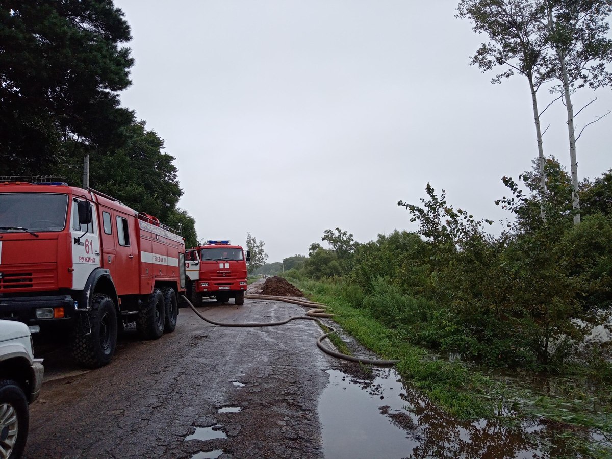 Сегодня вода спадает в Красноармейском округе, но в Лесозаводском вышла из  берегов река Кабарга (ФОТО) – Новости Владивостока на VL.ru