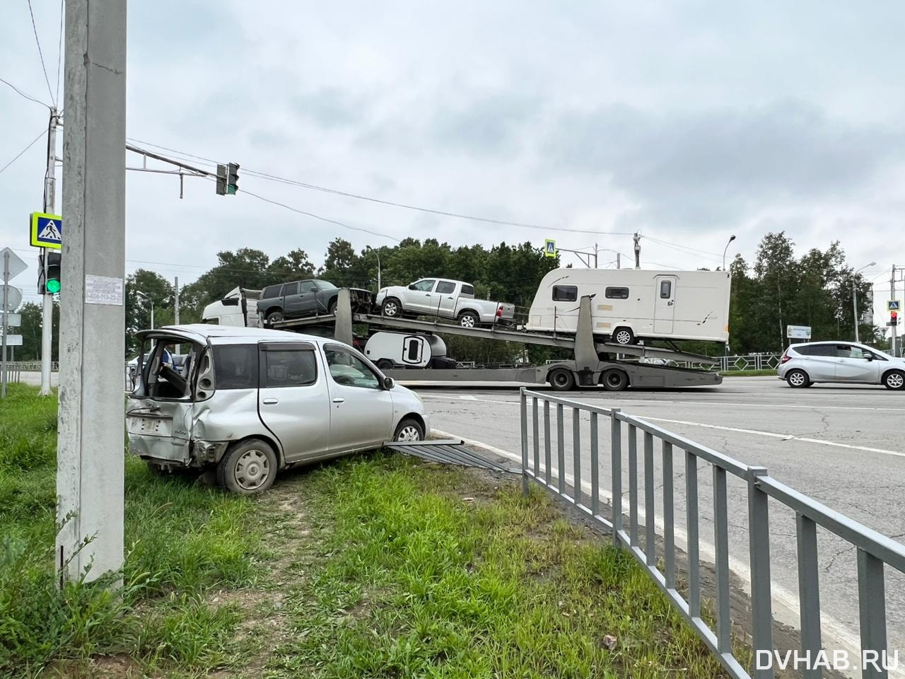 Перепутавший сигналы светофора водитель въехал под автовоз (ФОТО; ВИДЕО) —  Новости Хабаровска