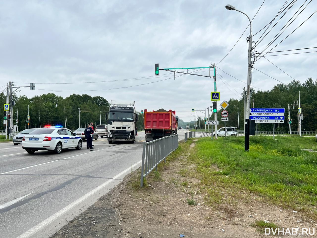 Перепутавший сигналы светофора водитель въехал под автовоз (ФОТО; ВИДЕО) —  Новости Хабаровска