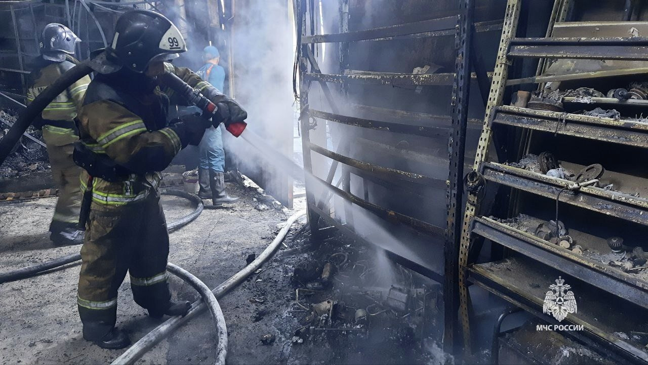 Склад автозапчастей сгорел ночью в Хабаровске (ФОТО) — Новости Хабаровска