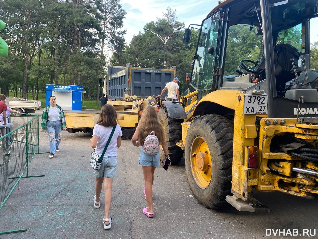 Все в кучу: вакханалия воцарилась на Амурском бульваре из-за стройплощадки  (ФОТО) — Новости Хабаровска