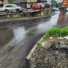На улице Фонвизина вода стекает сверху посреди дороги — newsvl.ru