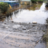 Слева - площадка детского сада (Раздольная, 24). Она в воде, а на поверхности - нефтепродукты — newsvl.ru