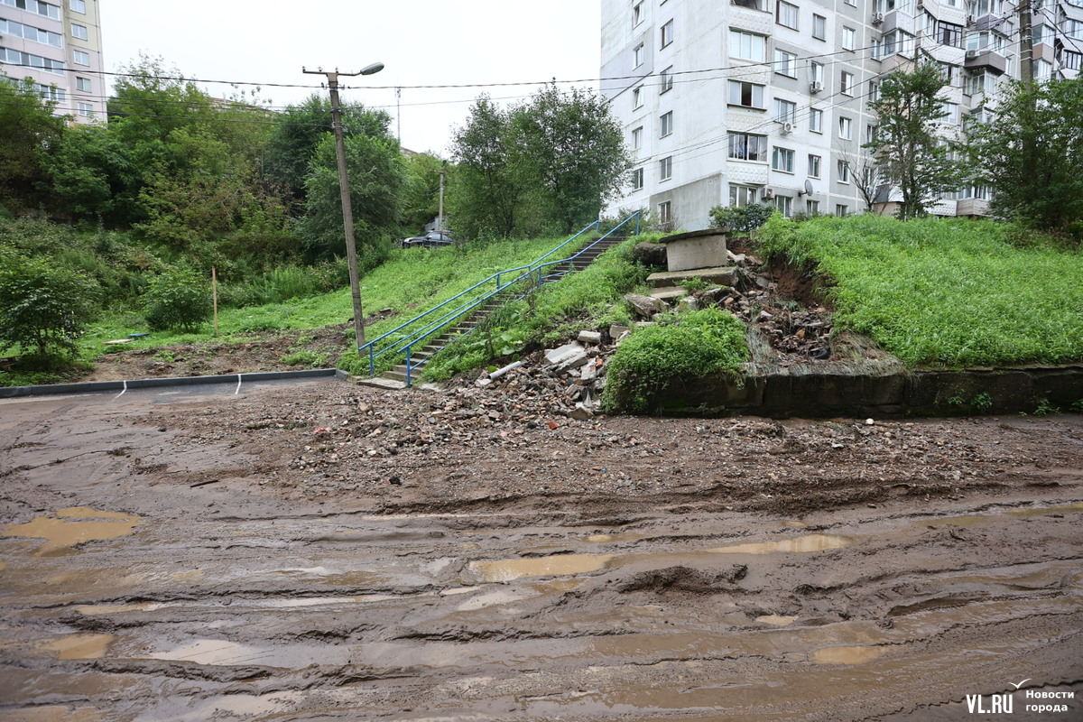 Из-за порыва на сетях дорогу на 3-й Рабочей и двор на Тобольской затопило  горячей водой и завалило камнями и грунтом (ФОТО) – Новости Владивостока на  VL.ru