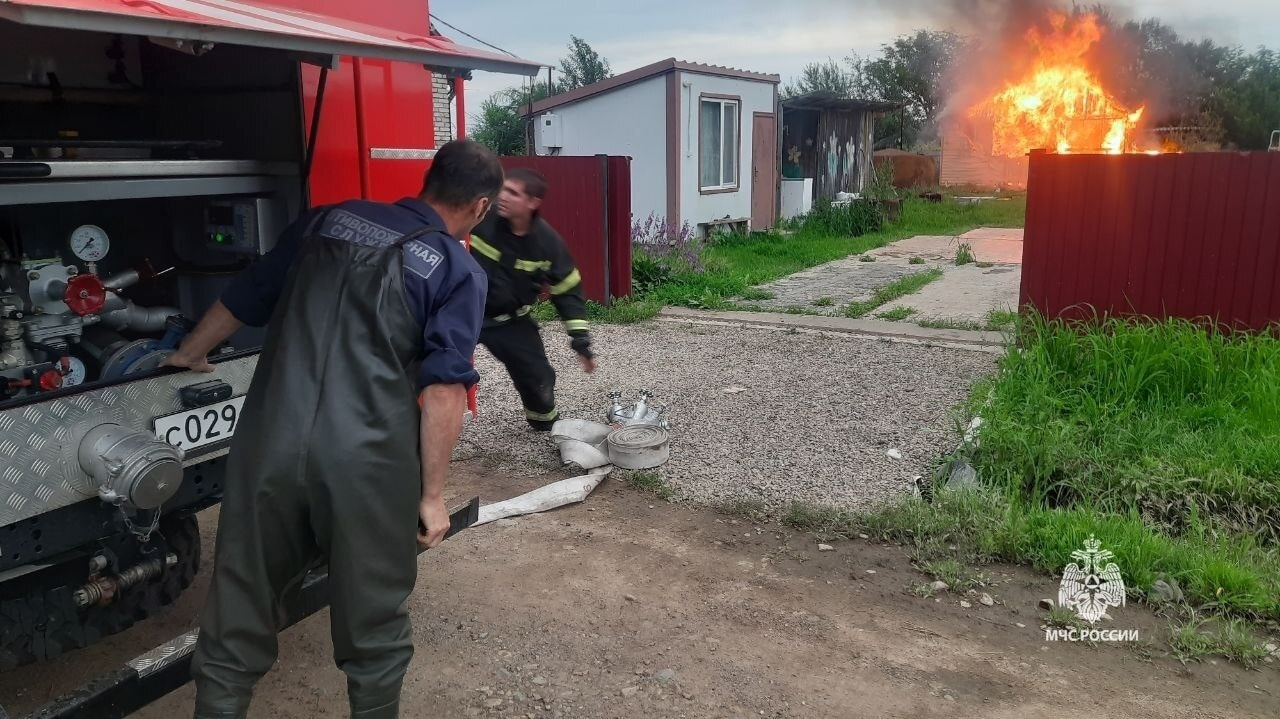 Взрыв газа при пожаре предотвратили хабаровские спасатели в Приморье  (ВИДЕО) — Новости Хабаровска