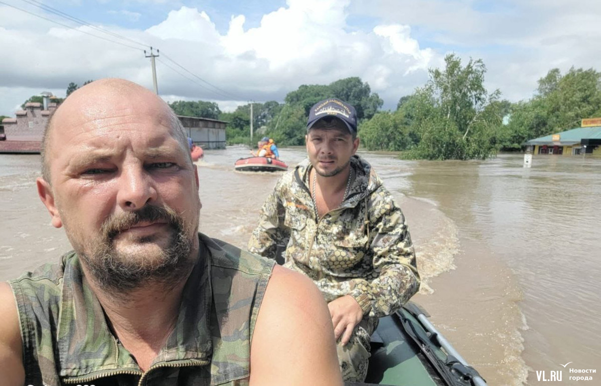 Большая вода – маленькая лодка: как добровольцы помогали тонущему  Уссурийску (ФОТО) – Новости Владивостока на VL.ru